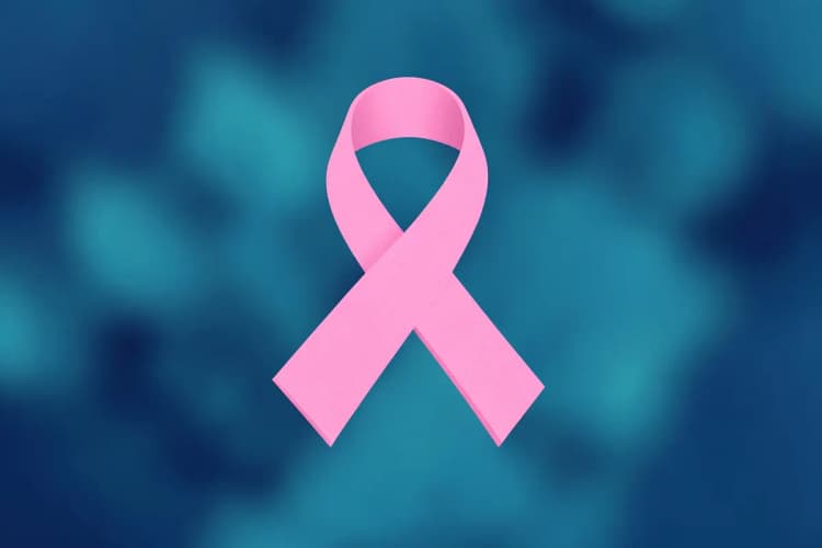 Um laço rosa é o símbolo do Outubro Rosa, com foco em um fundo desfocado